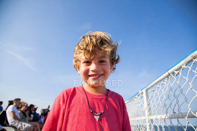 Retrato de un chico rubio sonriendo - foto de stock