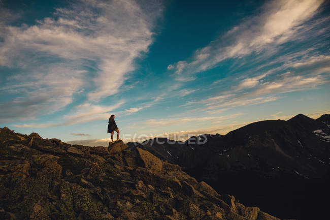 Женщина на скалистом обнажении с видом, Национальный парк Рокки Маунтин, Колорадо, США — стоковое фото
