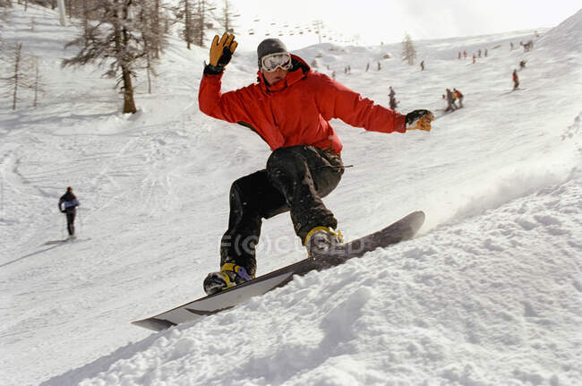 Masculino em ação em uma prancha de neve — Fotografia de Stock
