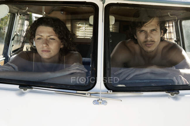 Vista através do pára-brisas do casal em campervan — Fotografia de Stock