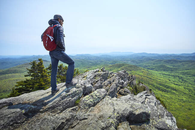 A hiker enjoys the view on the summit of Grandfather Mountain near the Blue RIdge Parkway of North Carolina — Stock Photo