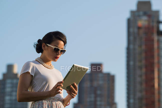 Взрослые женщины, использующие цифровой планшет, Манхэттен, Нью-Йорк — стоковое фото