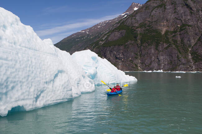 Каякинг на леднике Трейси Армс — стоковое фото