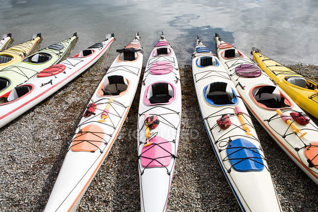 Kayaks amarrados en la playa de arena - foto de stock