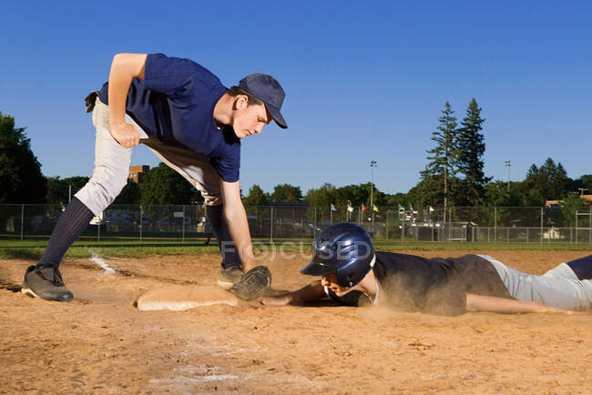 Two teenage boys playing baseball — Stock Photo