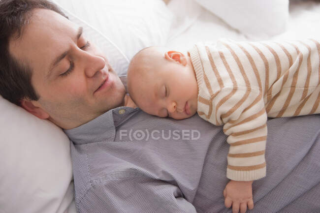 Mittlerer erwachsener Mann ruht mit Sohn — Stockfoto