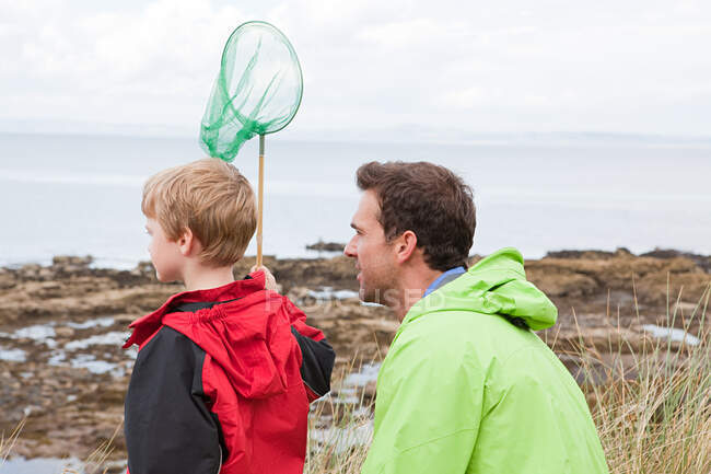 Vater und Sohn mit Fischernetz — Stockfoto