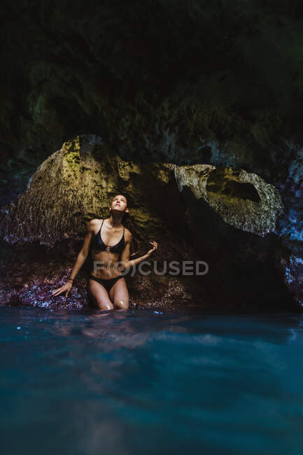 Junge Frau im Pool in den Mermaid Caves, Oahu, Hawaii, USA — Stockfoto