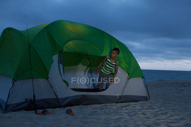 Мальчик в палатке на Хантингтон Бич, Калифорния, США — стоковое фото