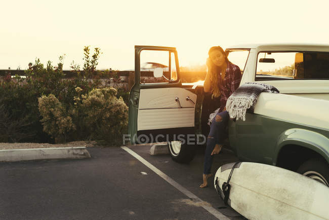 Young female surfer in pickup truck at Newport Beach, California, USA — Stock Photo