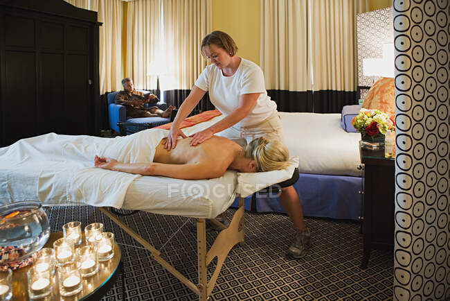 Mujer teniendo un masaje - foto de stock