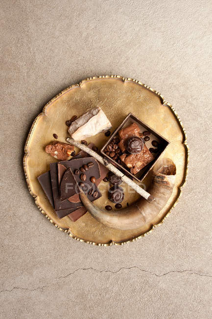 Piatto di noci e cioccolato — Foto stock