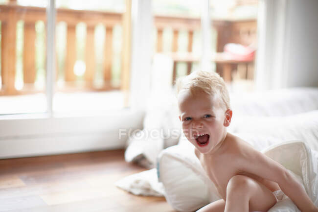 Хлопчик Тоддлер грає в ковдрах — стокове фото