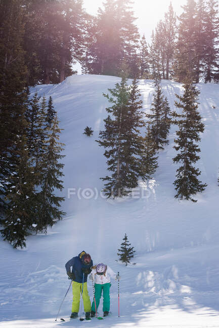 Casal jovem na estância de esqui de Brighton, Utah, EUA — Fotografia de Stock