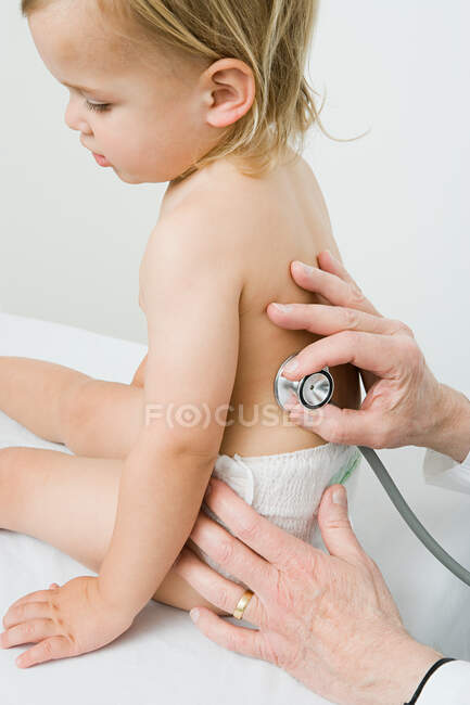 Pequeño chico teniendo examen médico - foto de stock