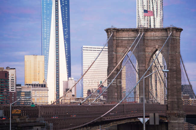 Vista lejana del Puente de Brooklyn y el horizonte de la ciudad - foto de stock