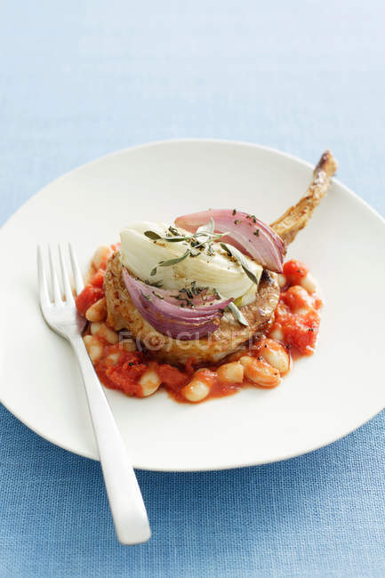 Carne de porco servida com feijão e legumes — Fotografia de Stock