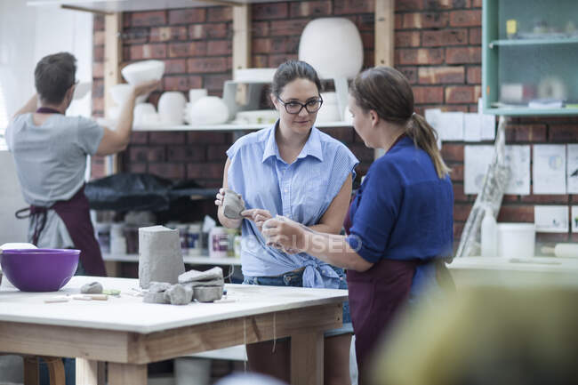 Cape Town, Afrique du Sud, deux femmes travaillant sur l'argile dans un atelier de céramique — Photo de stock