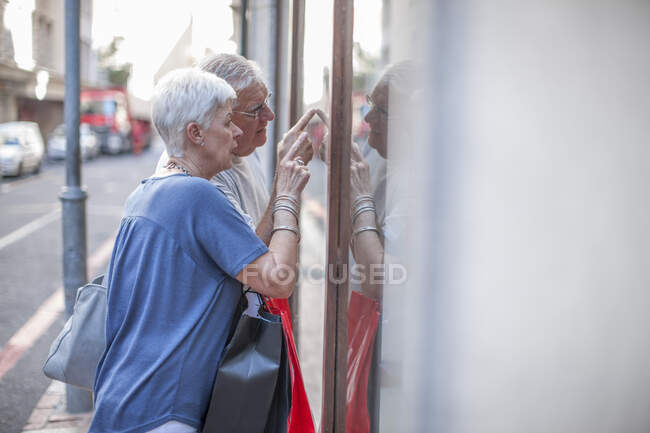Cape Town, Sud Africa, coppia anziana che fa shopping insieme — Foto stock