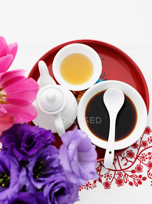 Вид зверху лотка з чайником, чашкою і соєвим соусом в мисці — стокове фото