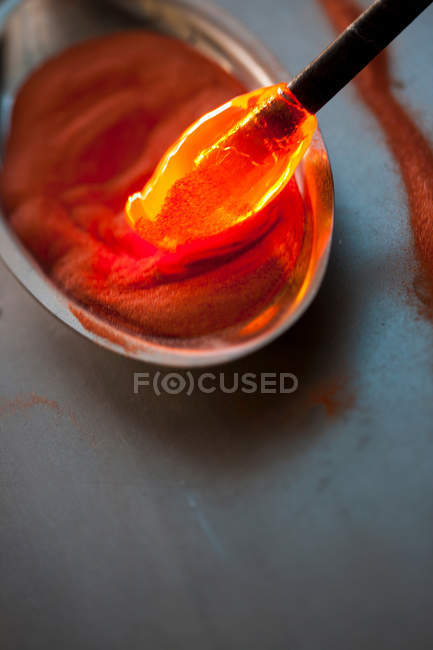 Rotes heißes Glas wird in Sand getaucht — Stockfoto