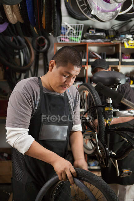 Механик, работающий в магазине велосипедов — стоковое фото