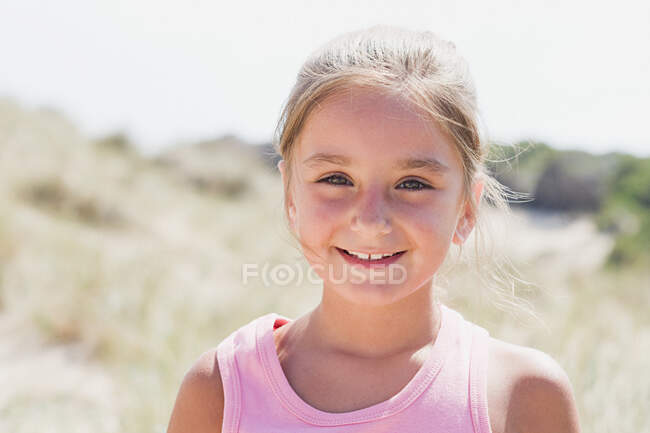 Retrato de una niña - foto de stock