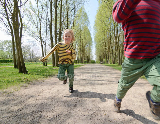 Bambini che corrono sul sentiero nel parco — Foto stock