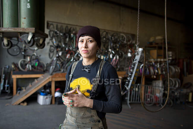 Портрет женщины-металлиста в мастерской — стоковое фото