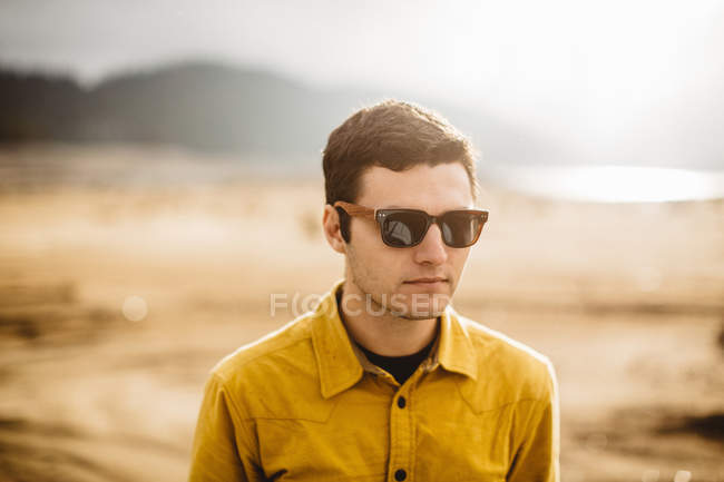 Ritratto di giovane uomo con occhiali da sole, Huntington Lake, California, USA — Foto stock