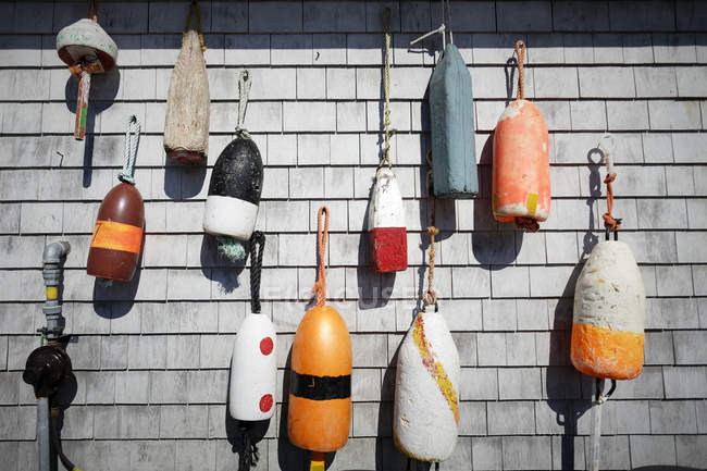 Varietà di boe da pesca tradizionali appese al muro, Lunenburg, Nuova Scozia, Canada — Foto stock