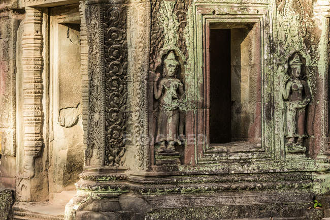 Esculturas em Ta Prohm Templo ruínas — Fotografia de Stock