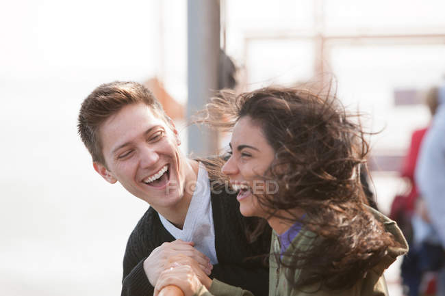 Молода пара на поромі, сміється — стокове фото