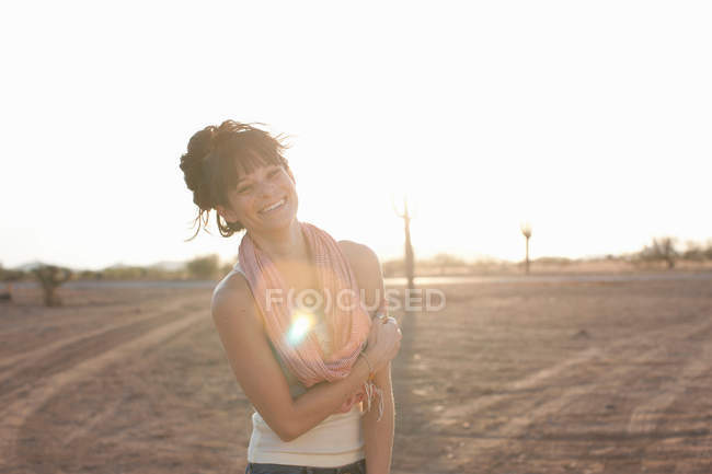 Jovem mulher de pé no deserto, retrato — Fotografia de Stock