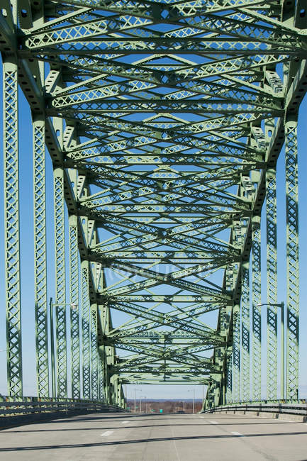 Сталева структура мосту в яскравому сонячному світлі — стокове фото