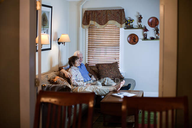 Couple aîné Regarder la télévision à la maison — Photo de stock