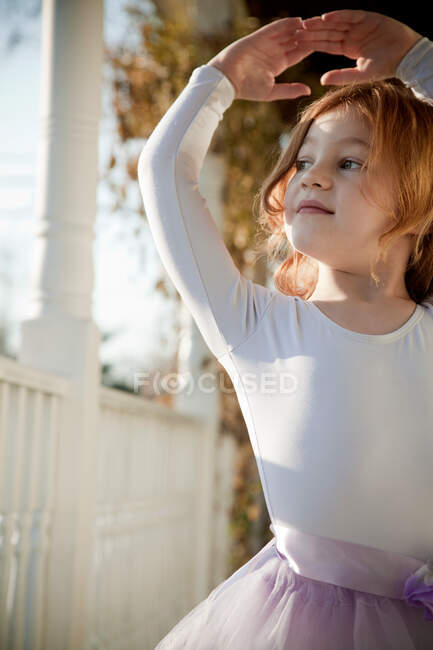 Menina dançando em traje de balé na varanda — Fotografia de Stock