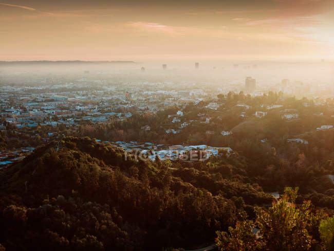 Vue aérienne de Los Angeles par temps brumeux — Photo de stock