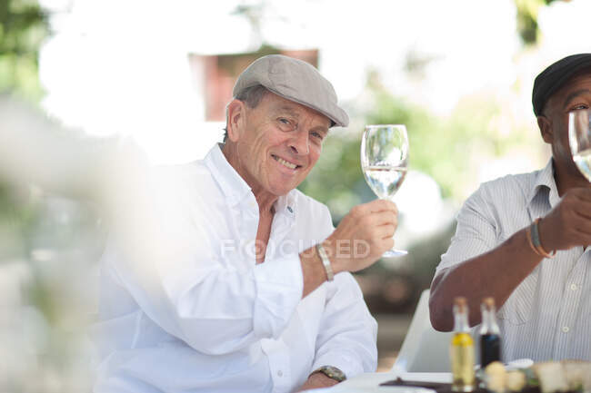 Anziani che bevono vino insieme — Foto stock