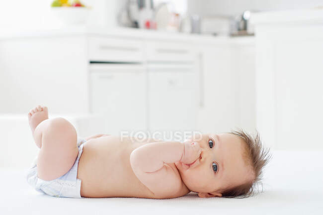 Bébé fille couché sur le dos — Photo de stock