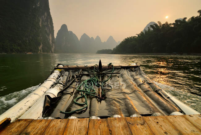 Barca di bambù sul fiume Li — Foto stock