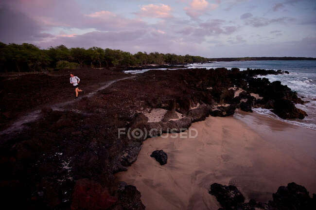 Homem correndo em trilha rural rochosa — Fotografia de Stock
