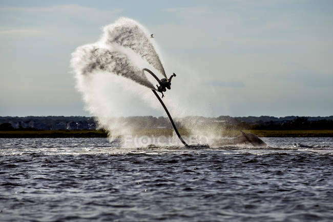 Homme survolant l'océan, Seaside Heights, New Jersey, États-Unis — Photo de stock