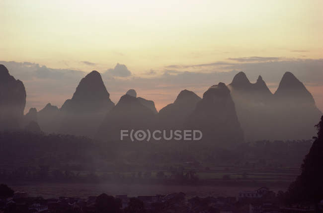 Vista lejana de las montañas en el país de Yangshou - foto de stock