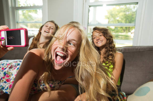 Група дівчат фотографується з телефоном — стокове фото