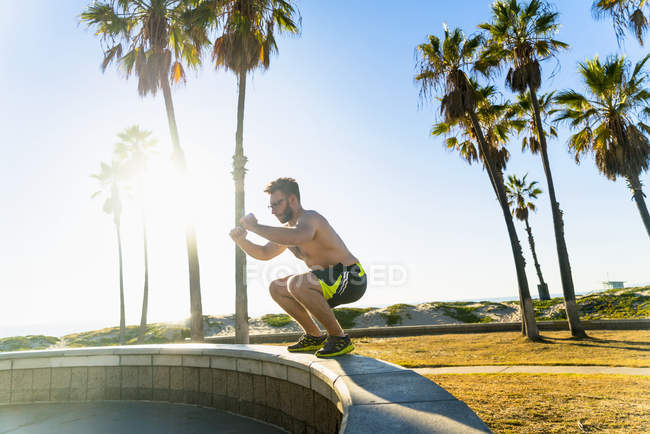 Jovem exercitando ao ar livre — Fotografia de Stock