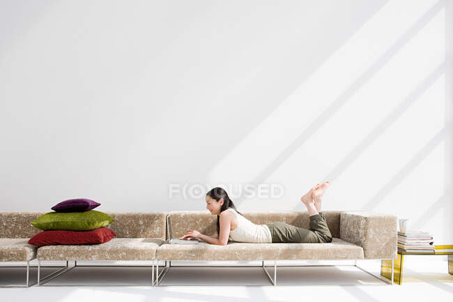 Japonês mulher relaxante no sofá — Fotografia de Stock