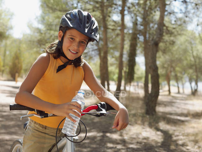 Retrato de menina sorridente em uma bicicleta — Fotografia de Stock