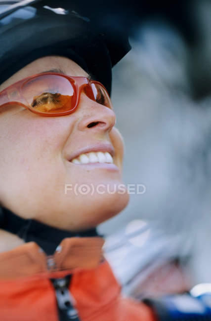 Imagen de una ciclista sonriente - foto de stock
