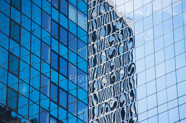 Städtischer Wolkenkratzer spiegelt sich in Fenstern — Stockfoto